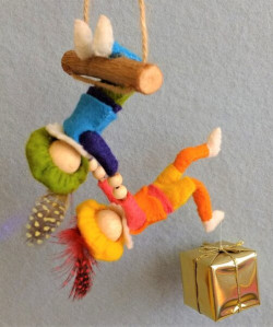 Twee acrobaatpietjes (Atelier Pippilotta)