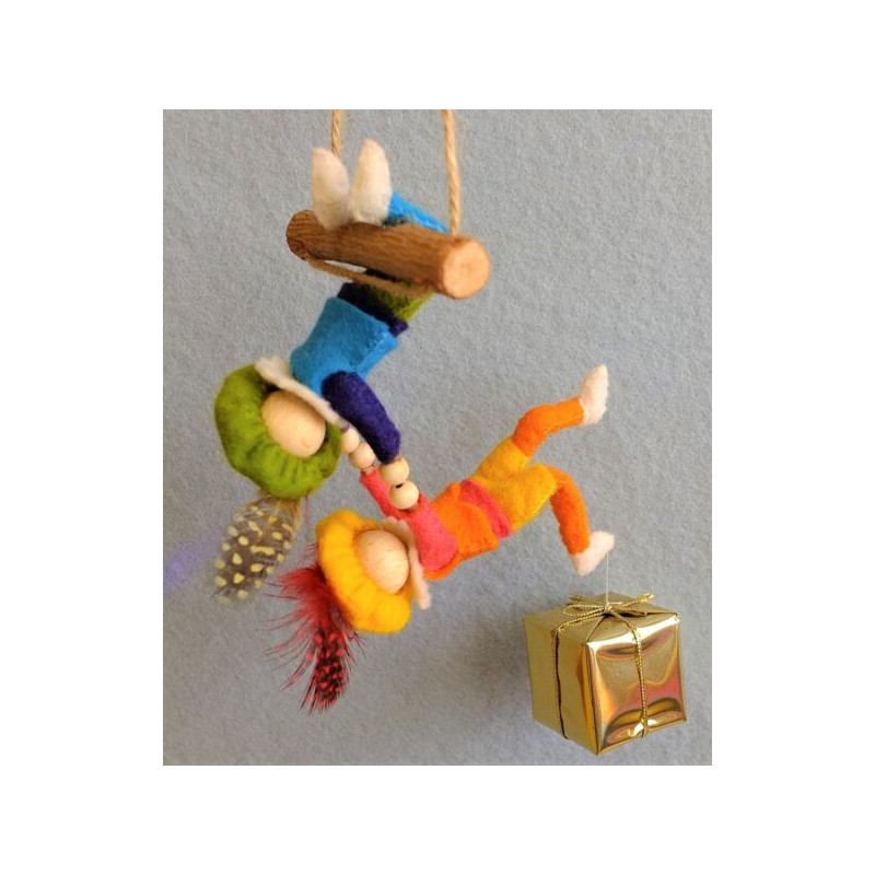 Two  acrobat pietjes (Atelier Pippilotta)
