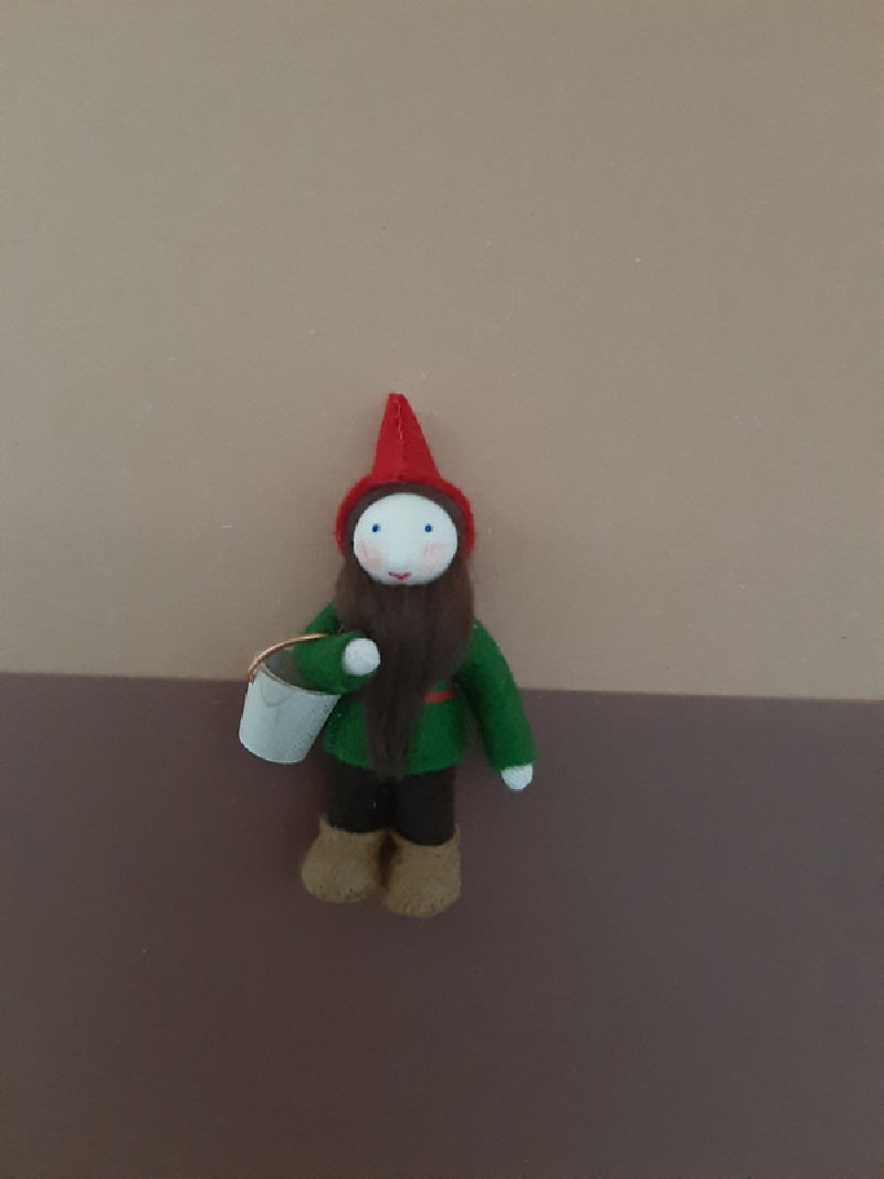 Vilten poppetje kabouter met rode puntmuts