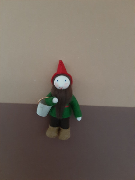 Vilten poppetje kabouter met rode puntmuts