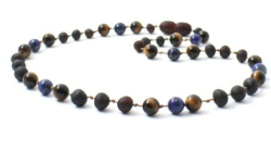 Barnsteen ketting cherry kleurig ongepolijst met tijgeroog en lapis lazuli