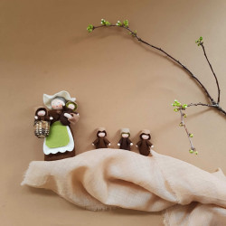 Seasonal table Mother earth with 2 root children