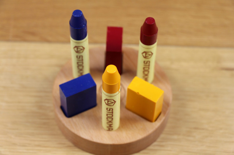 Kleine knoest  wooden frame for 3 crayons and blocks round