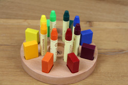 Kleine knoest / Stockmar set of 8 bee wax crayons and blocks in a wooden frames en houten opbergset.