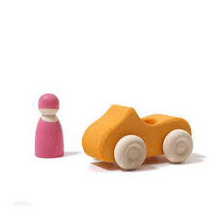 Grimms gele auto met poppetje (9306)