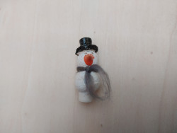 Keramieken steker sneeuwpop met mosterd sjaal (Ipsen de Bruggen)