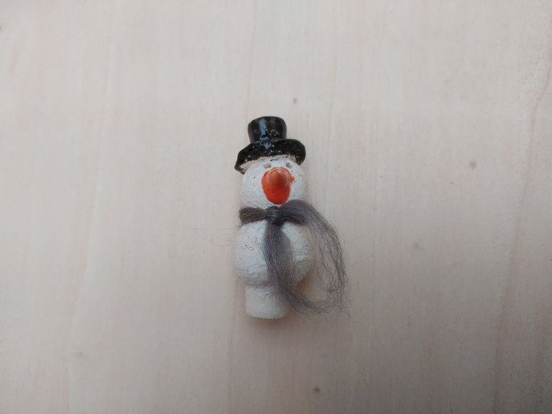 Keramieken steker sneeuwpop met mosterd sjaal (Ipsen de Bruggen)