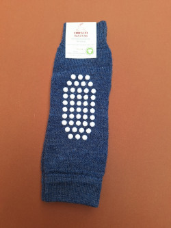 Hirsch natur woolen leg warmers with antislip red