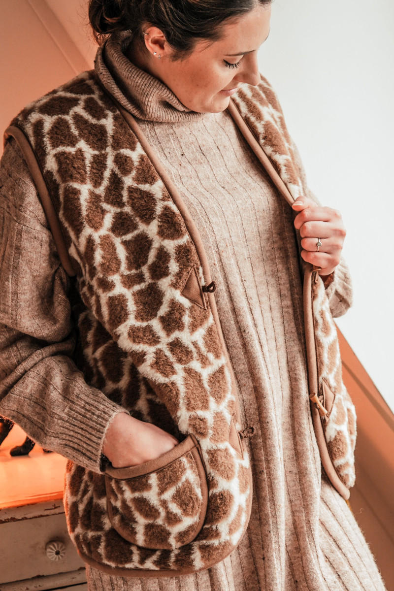 We are woven bodywarmer Giraf (volwassen)