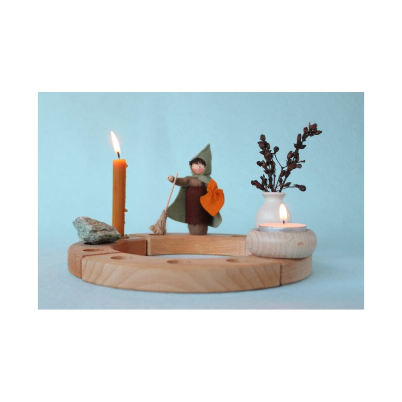 Figuring with lady with broomstick suitable for the year ring  (atelier Pippilotta)