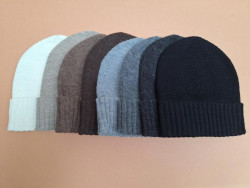 De colores baby alpaca damesmuts met brede ribbelband natureltinten