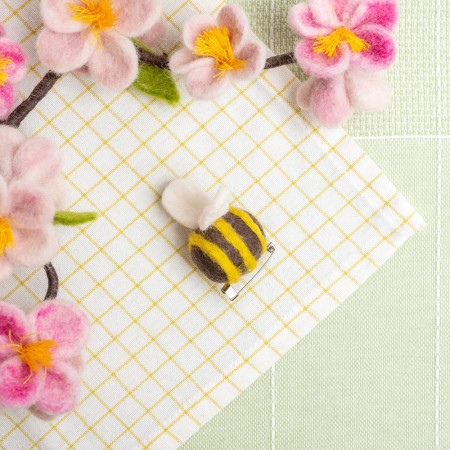 Sjaal met Verhaal broche bij