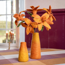 Sjaal met Verhaal felted vase cognac oker