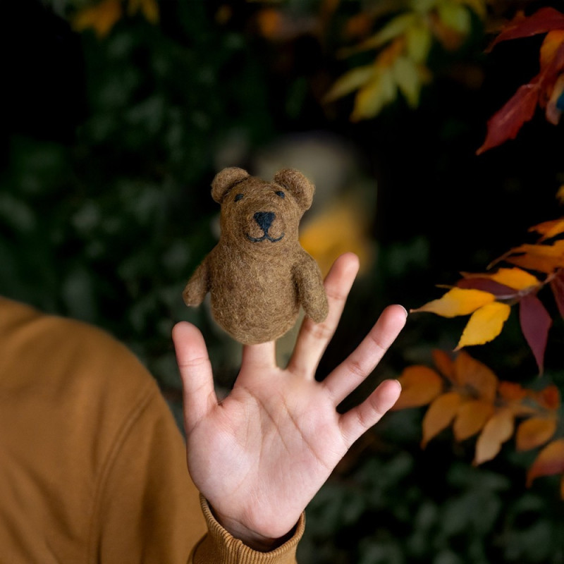 Sjaal met Verhaal Felted finger doll brown bear