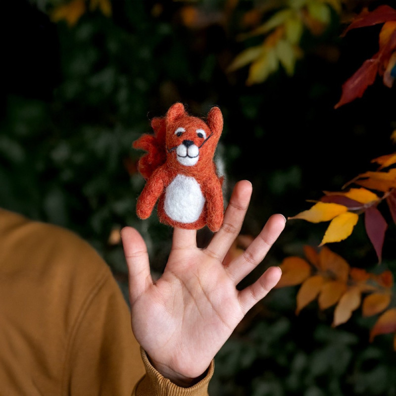 Sjaal met Verhaal finger doll squirrell