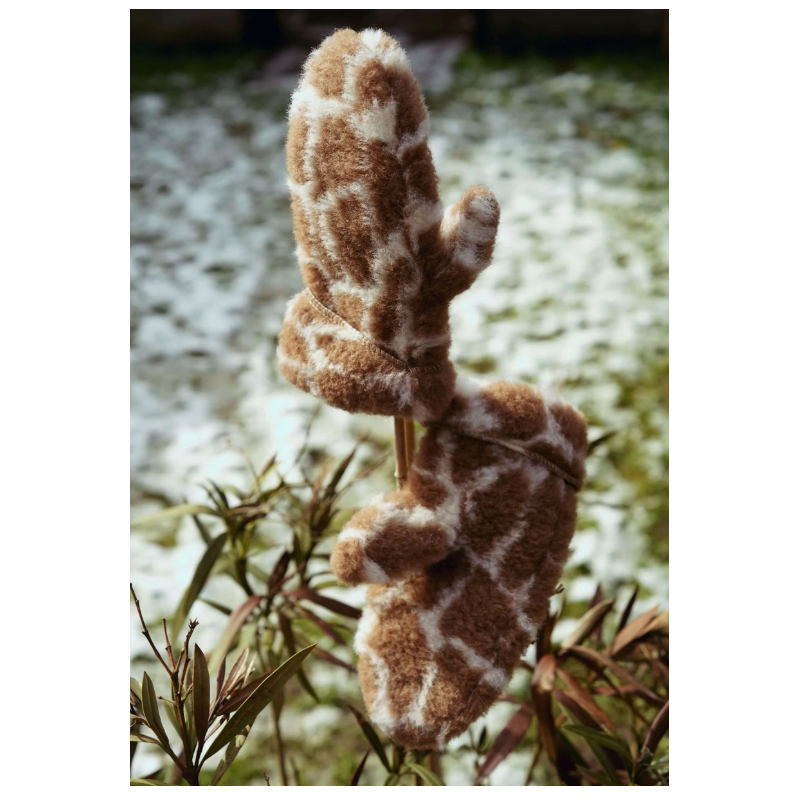 We are woven woolen mittens Giraf