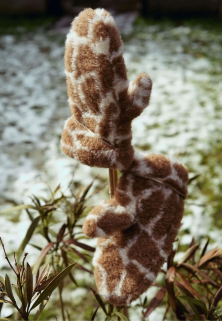 We are woven woolen mittens Giraf