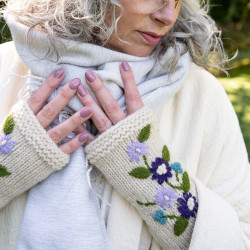 Sjaal met verhaal wollen handwarmers flowers beige