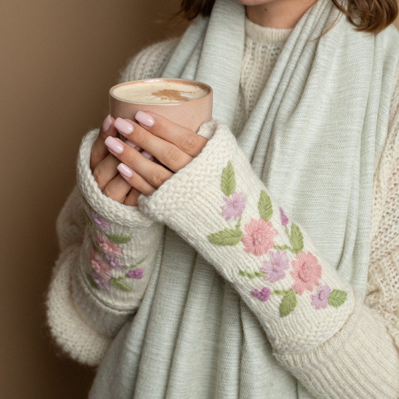 Sjaal met verhaal wollen handwarmers flowers creme