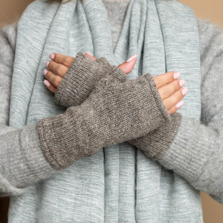 Sjaal met verhaal wollen handwarmers cosy taupe