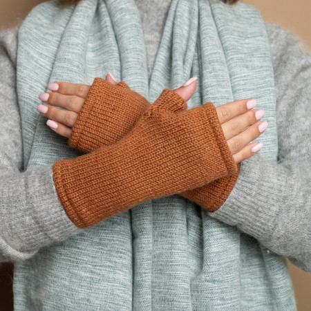 Sjaal met verhaal wollen handwarmers cosy cognac