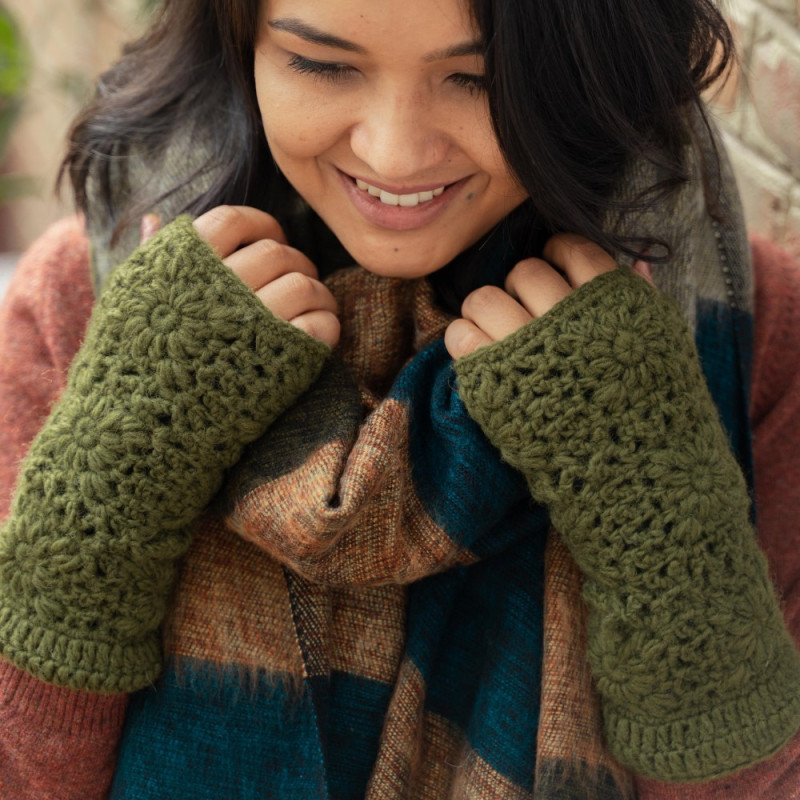Sjaal met verhaal wollen handwarmers granny square legergroen