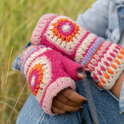 Sjaal met verhaal wollen handwarmers granny square colorful fuchsia oranje