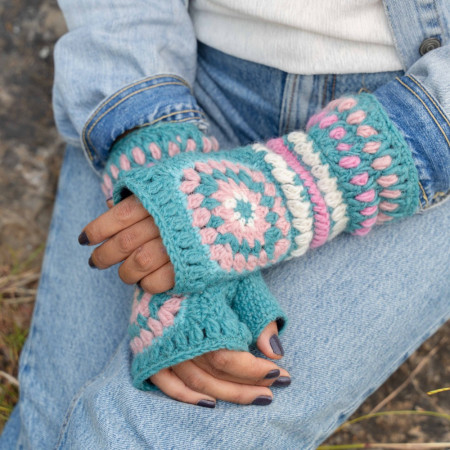 Kopie van Sjaal met verhaal wollen handwarmers granny square colorful turquoise roze