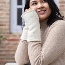 Sjaal met verhaal wollen handwarmers cosy creme