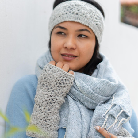 Sjaal met verhaal wollen handwarmers granny square lichtgrijs