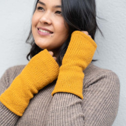 Sjaal met verhaal wollen handwarmers cosy okergeel