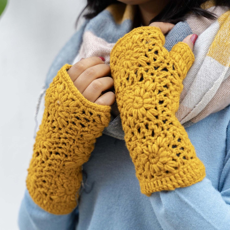 Sjaal met verhaal wristwarmers granny square ochre