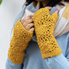 Sjaal met verhaal wristwarmers granny square ochre