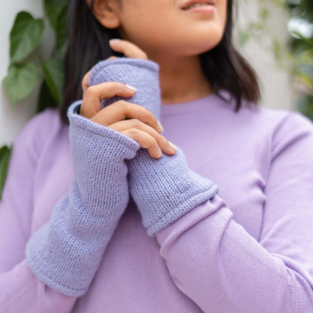 Sjaal met verhaal wollen handwarmers cosy lila