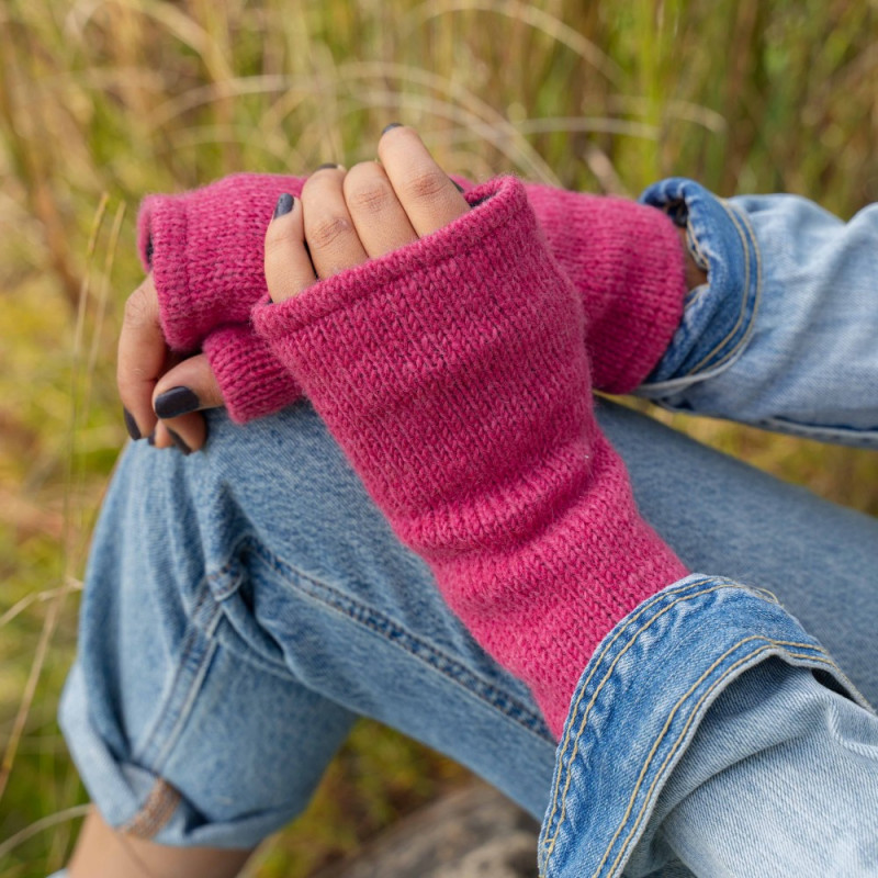 Sjaal met verhaal wollen handwarmers cosy fuchsia