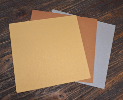 Set van 100 blaadjes metallic in drie verschillende kleuren diverse maten. Ursus