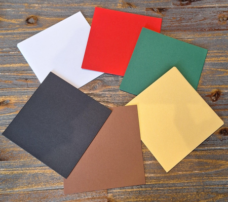 Set van 100 blaadjes in kerstkleuren, wit rood groen bruin zwart en goud diverse maten. Ursus