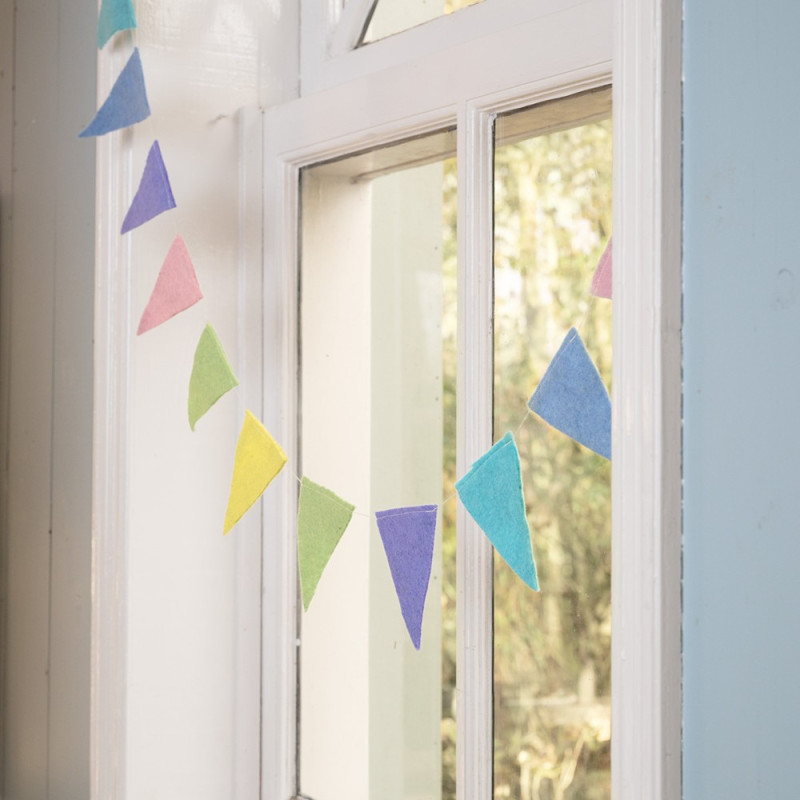 Sjaal met verhaal viltslinger vlaggetjes multikleur pastel