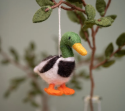 Sjaal met verhaal woolfelted hanger wild duck drake