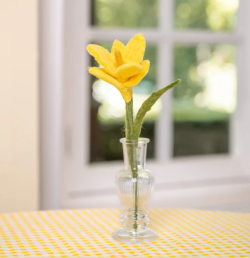 Sjaal met Verhaal woolfelted crocus yellow