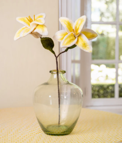 Sjaal met Verhaal woolfelted  lilly white - yellow