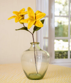 Sjaal met Verhaal woolfelted  lilly yellow