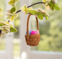 Sjaal met verhaal hanger mandje met paaseieren