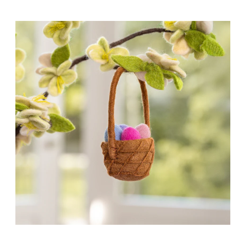 Sjaal met verhaal hanger mandje met paaseieren