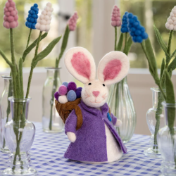 Sjaal met verhaal staande haas met mandje met paaseieren op de rug lila