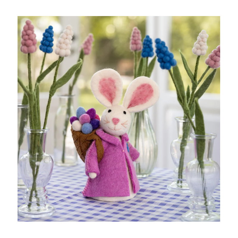 Sjaal met verhaal staande haas met mandje met paaseieren op de rug roze