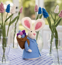 Sjaal met verhaal staande haas met mandje met paaseieren op de rug lichtblauw