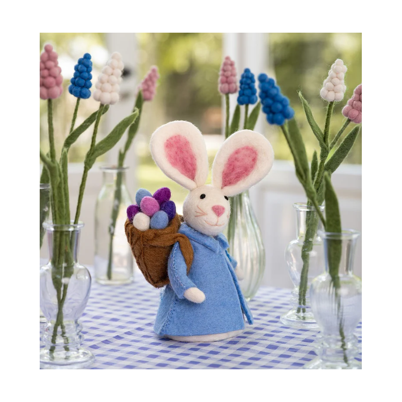 Sjaal met verhaal staande haas met mandje met paaseieren op de rug lichtblauw